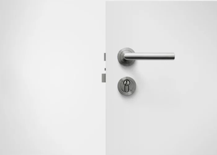Zutrittsorganisation weiße Tür mit Zylinder